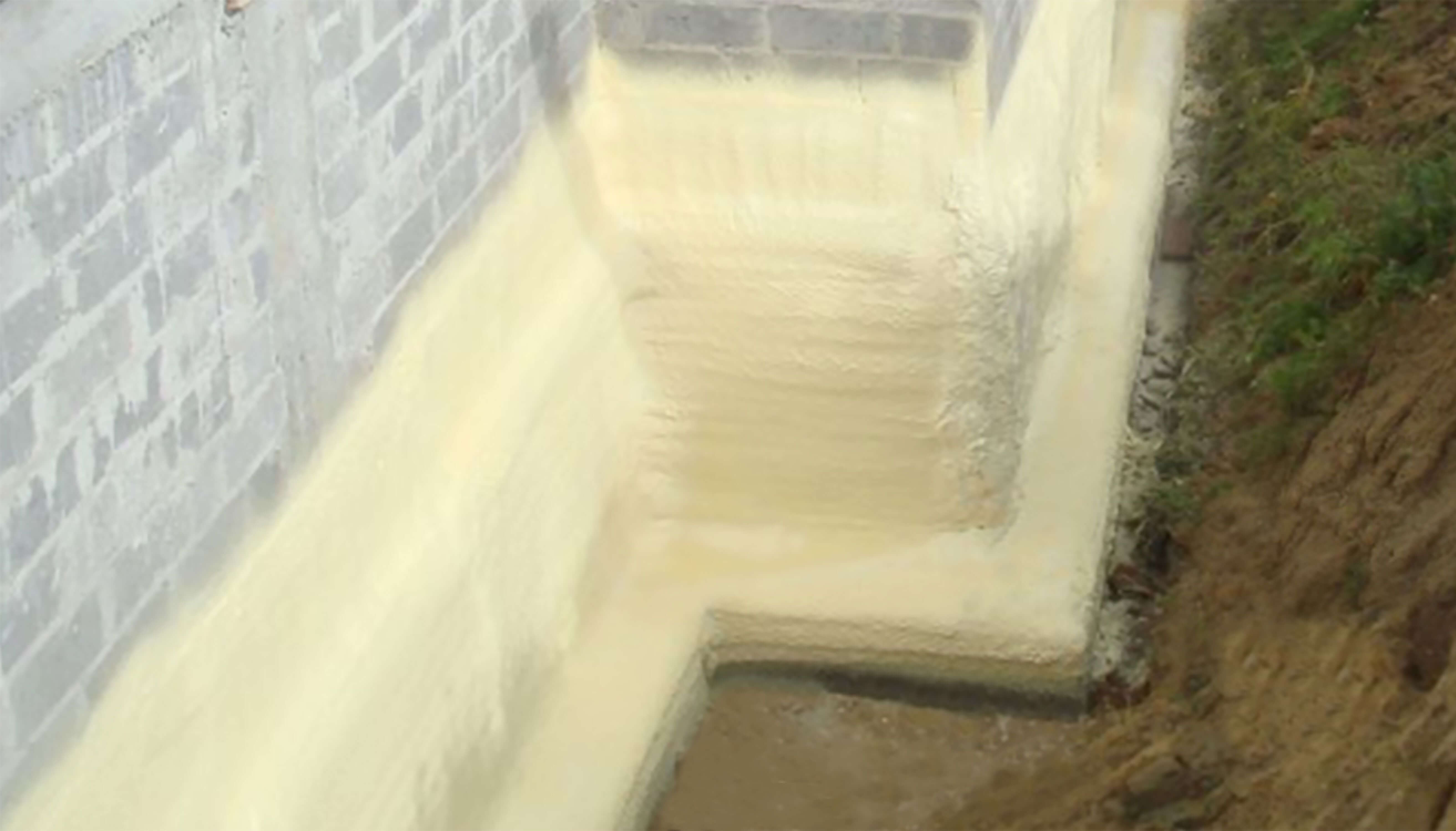 Perimeter insulation with polyurethane foam
