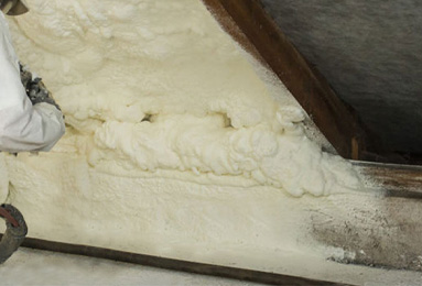 Insulation of roofing wall plate with polyurethane PUR foam