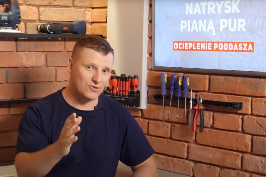 Wiele osób zastanawia się, jak wygląda ocieplanie poddasza pianą PUR. Niezależny ekspert sprawdził to na swoim kanale – zobacz film!